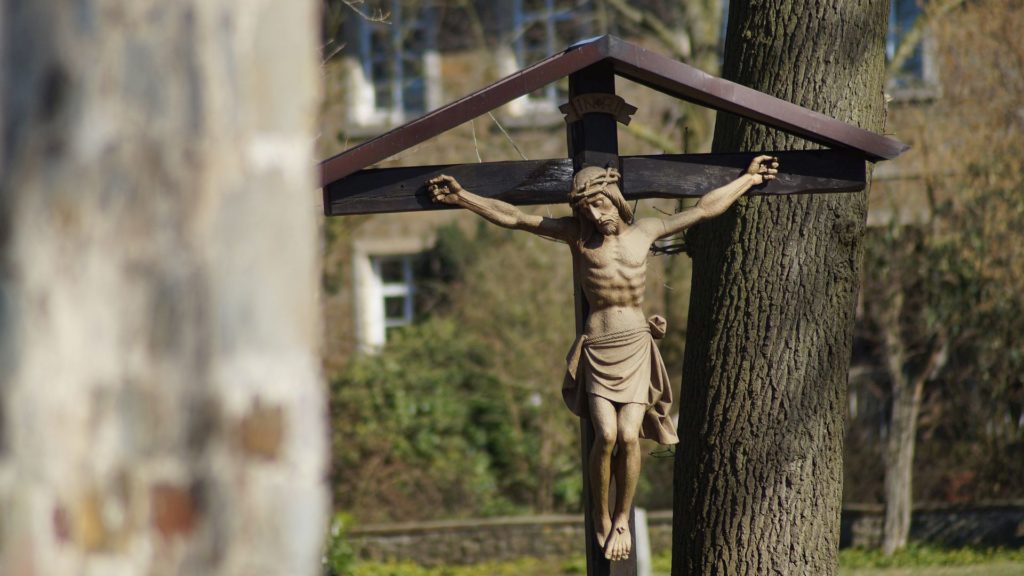 Kreuz auf dem Kirchhof der Alten St. Alexanderkirche
